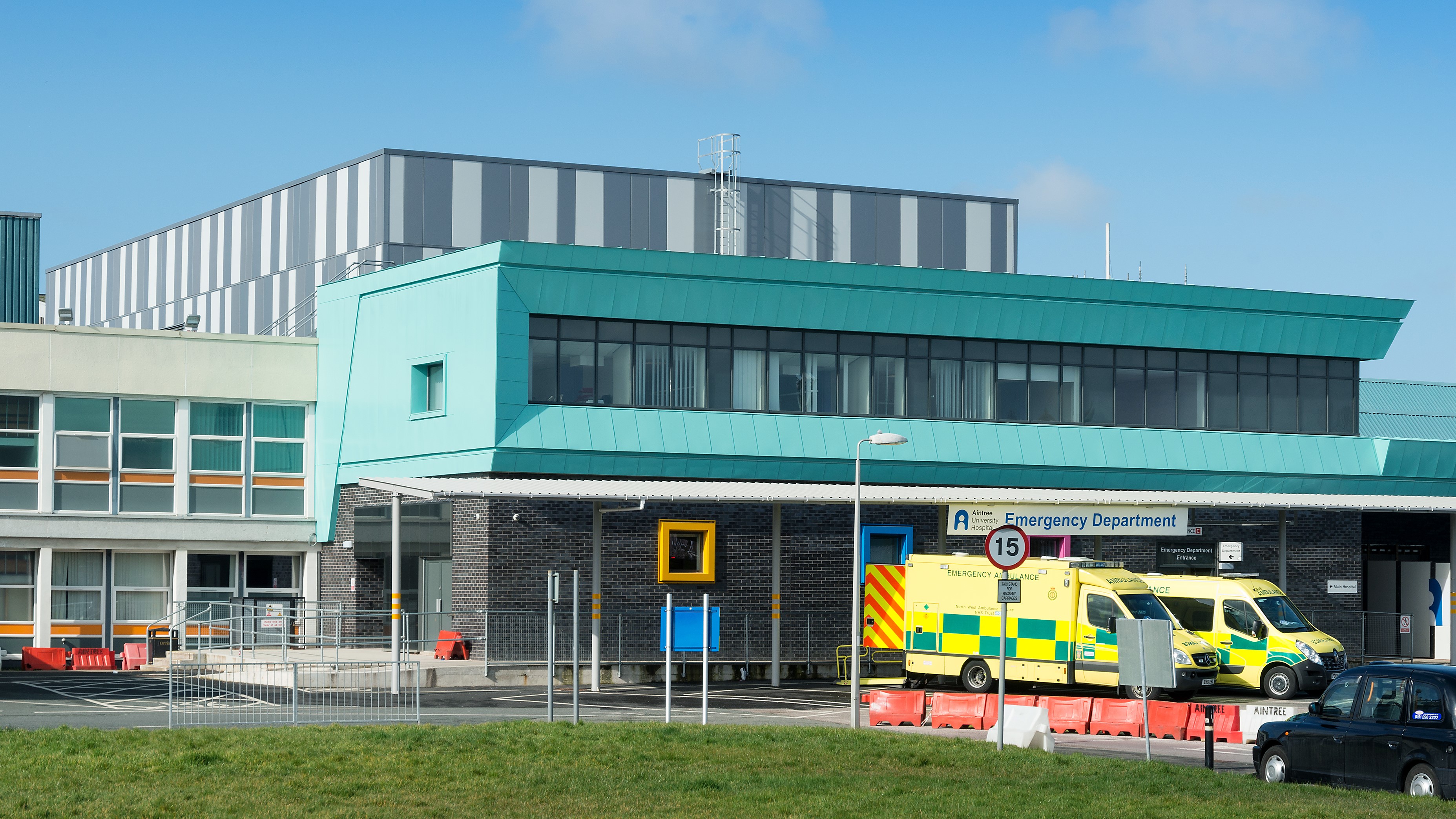 Aintree Hospital Reynolux Roofing Cladding Longworth Aintree Hospital Liverpool Fatra Optimo Traditional Textures (3)